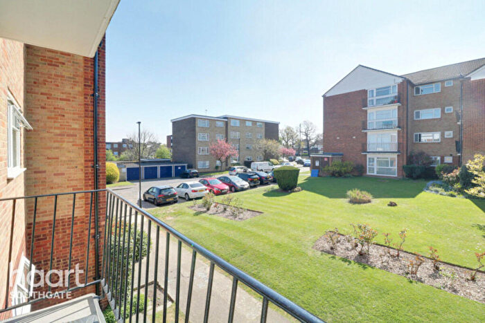 2 Bedroom Apartment For Sale In Windsor Court, London, N14