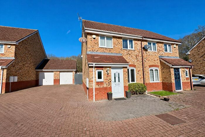 3 Bedroom Semi-Detached House For Sale In Brompton Gardens, Luton, LU3