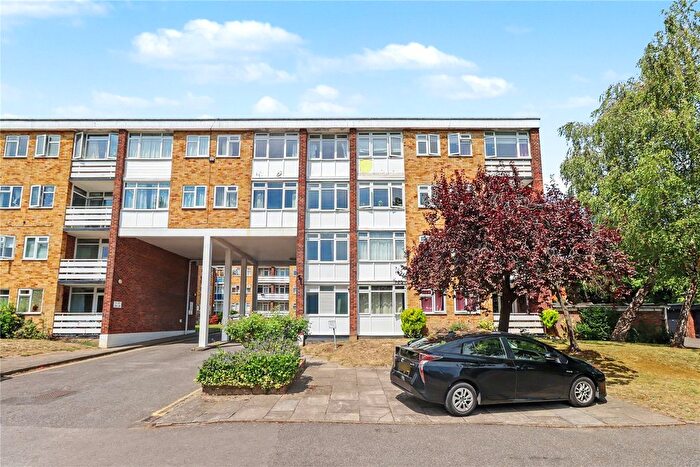 3 Bedroom Flat For Sale In Woking, Surrey, GU22