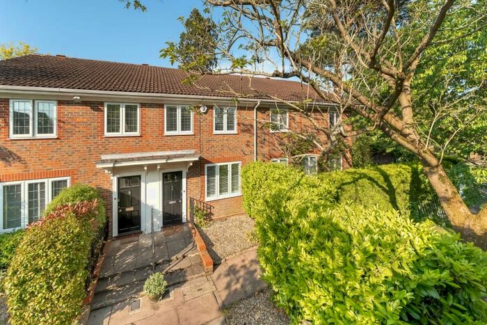 3 Bedroom Property To Rent In Haddon Close, Weybridge, KT13
