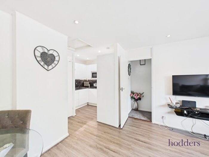 1 Bedroom Maisonette For Sale In Chertsey, Surrey, KT16