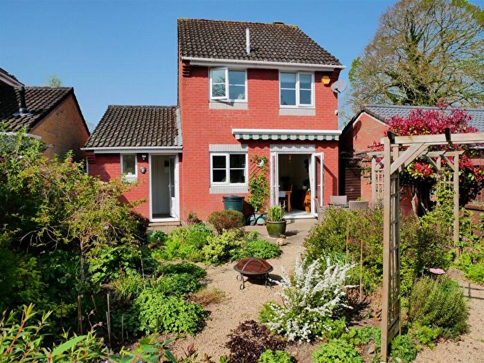 3 Bedroom Detached House For Sale In Maple Close, SN11