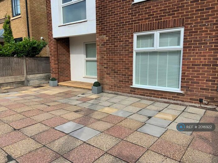 2 Bedroom Flat To Rent In Westbury Lane, Buckhurst Hill, IG9