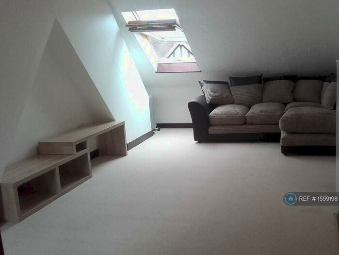 1 Bedroom Flat To Rent In De La Warr Road, East Grinstead, RH19