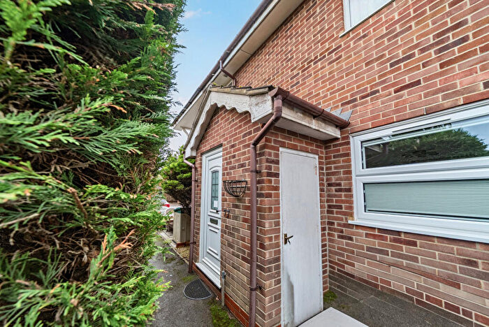 1 Bedroom Maisonette For Sale In Vernon Close, Ottershaw, Chertsey, KT16