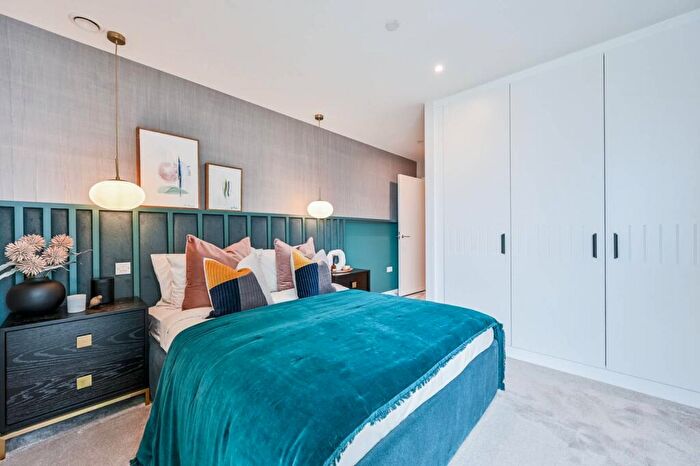 3 Bedroom Flat For Sale In Lombard Square, Greenwich, SE28