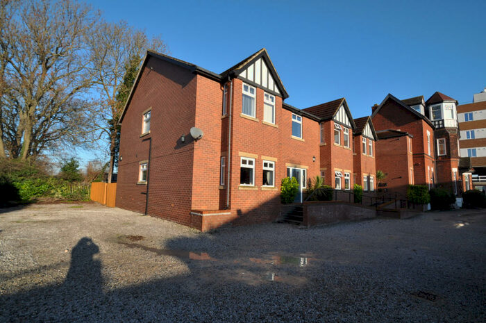 2 Bedroom Apartment For Sale In Tower Park Mews, Hull, HU8