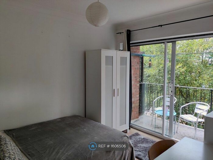 3 Bedroom Flat To Rent In Hawthorn Avenue, Colchester, CO4