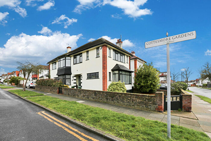 4 Bedroom Semi Detached House For Sale In Cottesmore Gardens, Leigh-on-sea, SS9