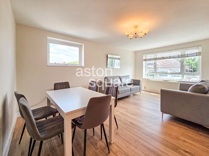 2 Bedroom Flat To Rent In Graham Road, London, NW4