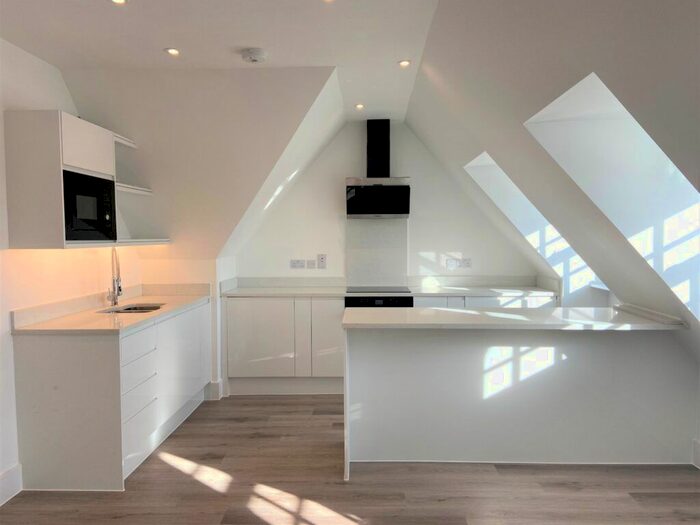 2 Bedroom Flat To Rent In High Street, Brackley, Northants, NN13