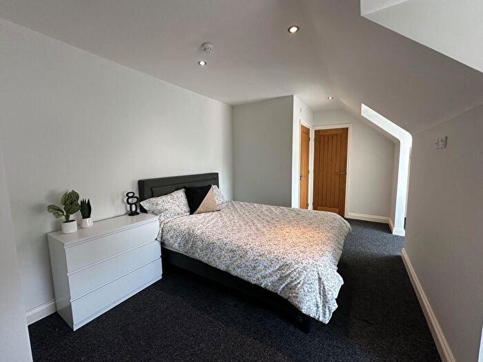 2 Bedroom Flat To Rent In Luxurious Bedroom Bathroom Apartment // /, LN1
