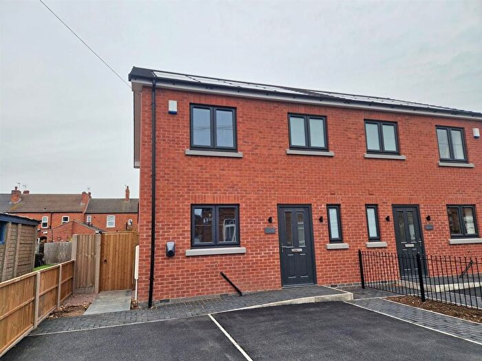 3 Bedroom Semi-Detached House To Rent In Coronation Street, Balderton, NG24