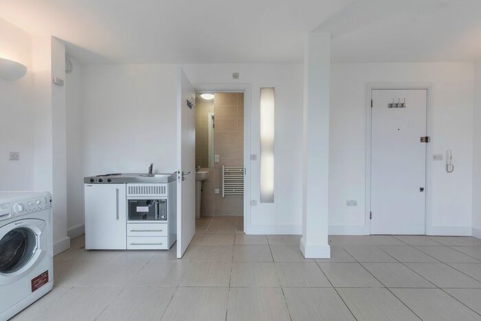 Studio To Rent In Greenford Avenue, London, W7