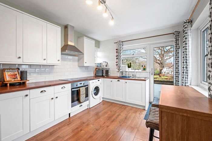 2 Bedroom Flat To Rent In Perth Close, London, SW20
