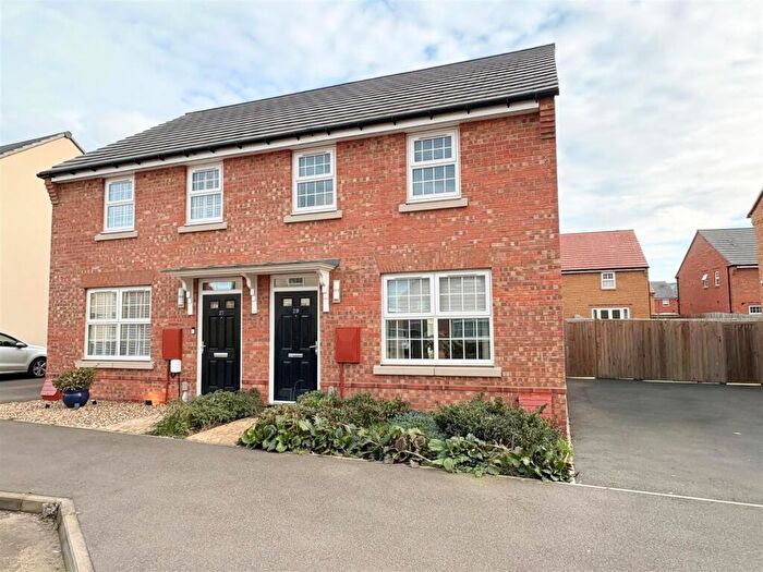 3 Bedroom House To Rent In Chadwick Crescent, Leighton Buzzard, Bedfordshire, LU7