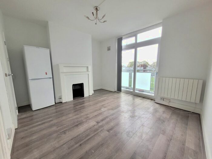 2 Bedroom Flat To Rent In Angel Close, London, N18