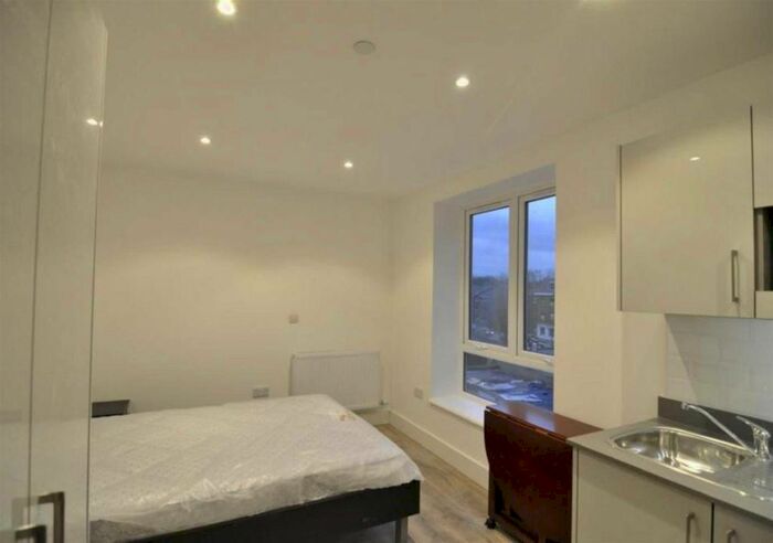 Studio To Rent In Kilburn High Road, London, NW6