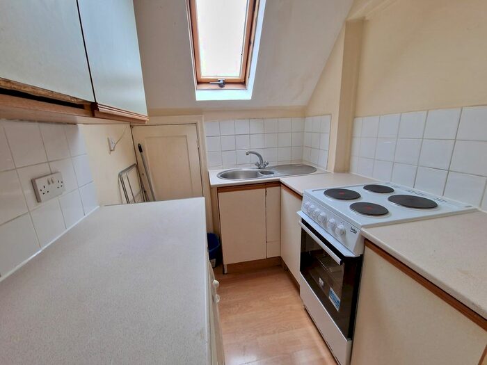 Studio To Rent In Blenheim Park Road, London, CR2