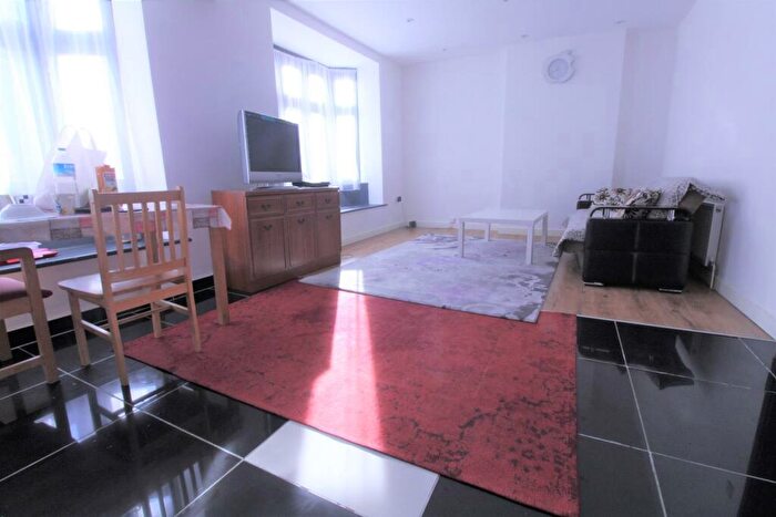 2 Bedroom Flat To Rent In High Street, Waltham Cross, EN8