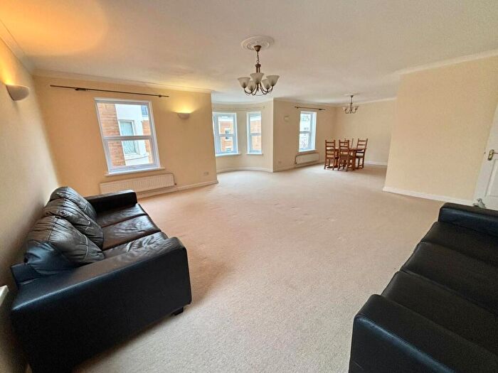 2 Bedroom Flat To Rent In Grosvenor Square, Southampton, SO15