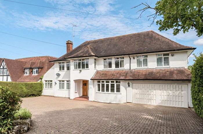 4 Bedroom Detached House For Sale In Brookmans Avenue, Brookmans Park, AL9