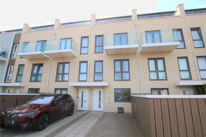 4 Bedroom Town House To Rent In Champlain Street, Reading, Berkshire, RG2