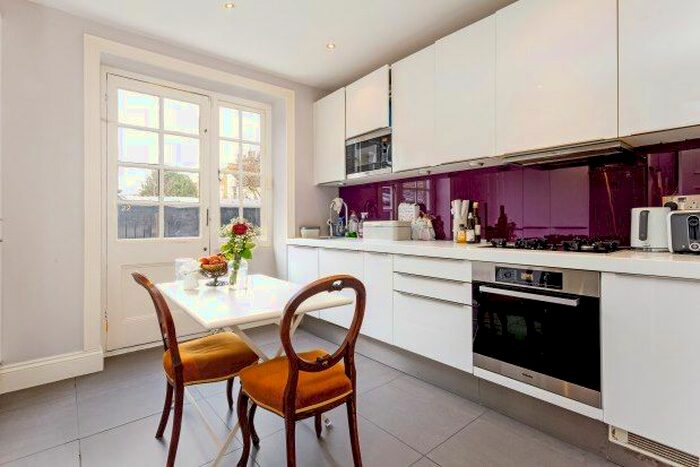 2 Bedroom Flat To Rent In Hurlingham Road, London, SW6