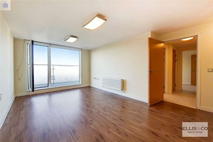 2 Bedroom Flat To Rent In The Green, Southall, UB2