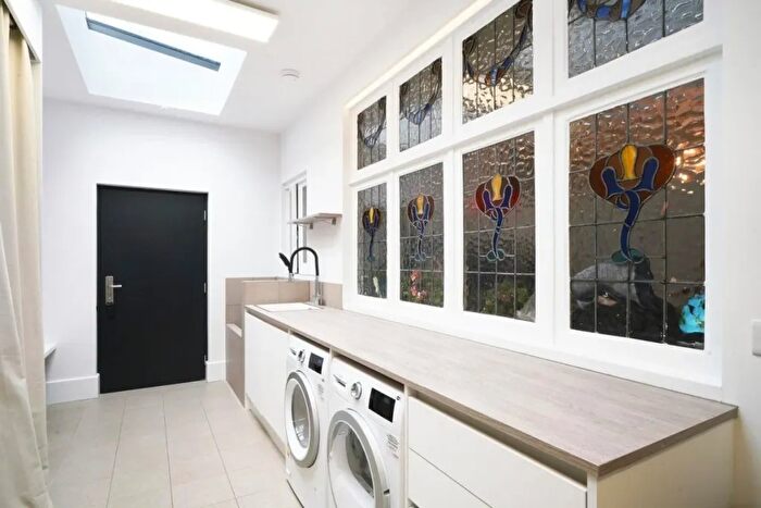5 Bedroom Detached House To Rent In Brondesbury Park, London, NW2