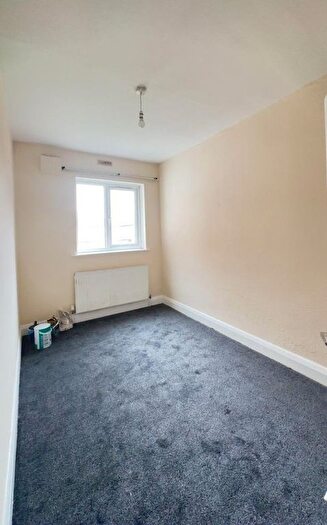 3 Bedroom Flat To Rent In North Road, UB1