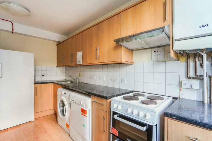 2 Bedroom Apartment To Rent In Commercial Road, E14