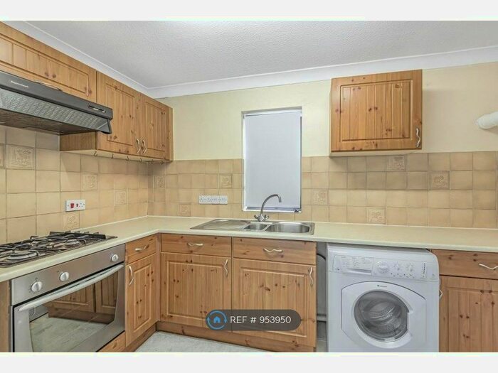 1 Bedroom Flat To Rent In South View Gardens, Newbury RG14