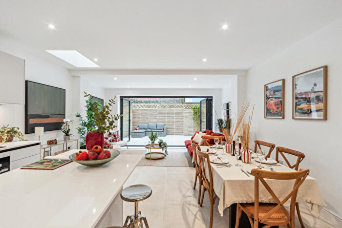 2 Bedroom Apartment For Sale In Dagnan Road, SW12