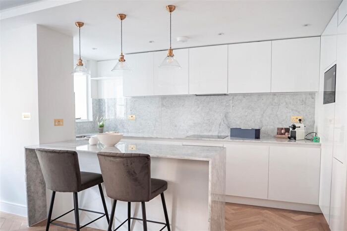 3 Bedroom Flat To Rent In Harley Street Fitzrovia London, London Borough Of Westminster, W1G