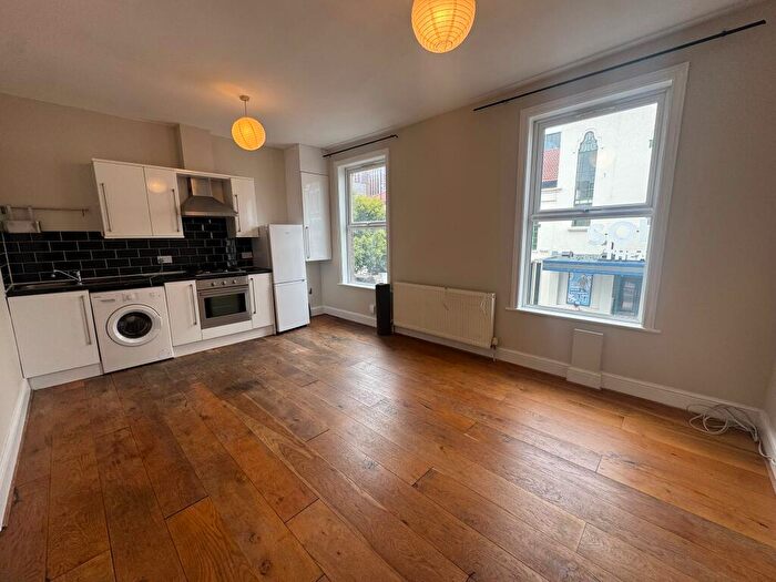 2 Bedroom Flat To Rent In Hoe Street, E17