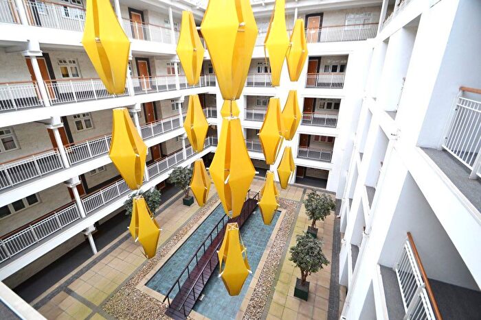 2 Bedroom Flat To Rent In Jamestown Road, London, NW1