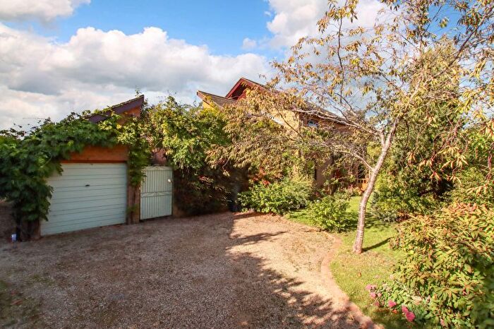 3 Bedroom Detached House For Sale In Lower Icknield Way, Great Kimble, HP17