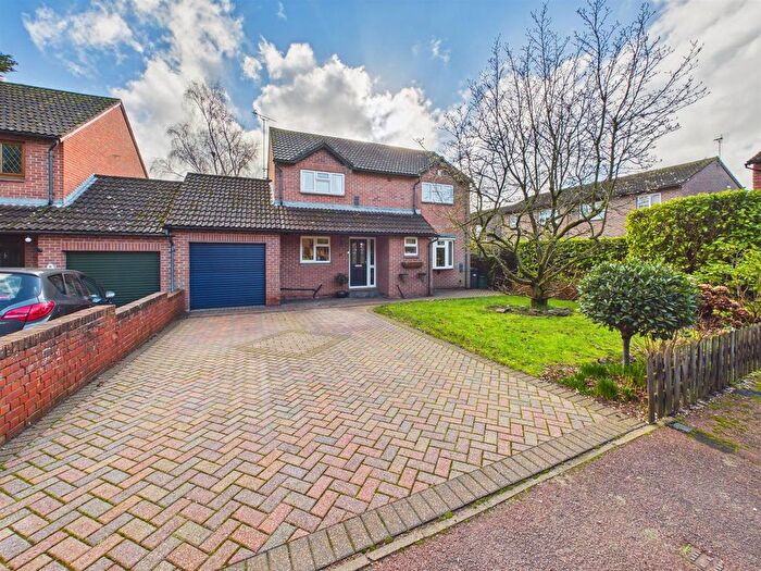 4 Bedroom Link Detached House For Sale In Camden Place, Calcot, Reading, RG31
