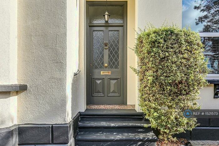 2 Bedroom Flat To Rent In Croham Hurst, South Croydon, CR2