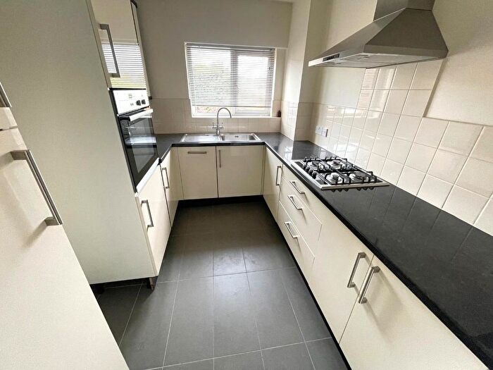 3 Bedroom Flat To Rent In Great North Way, Hendon, NW4