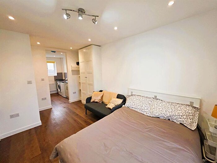 Studio To Rent In Great Elms Road, Hemel Hempstead, HP3