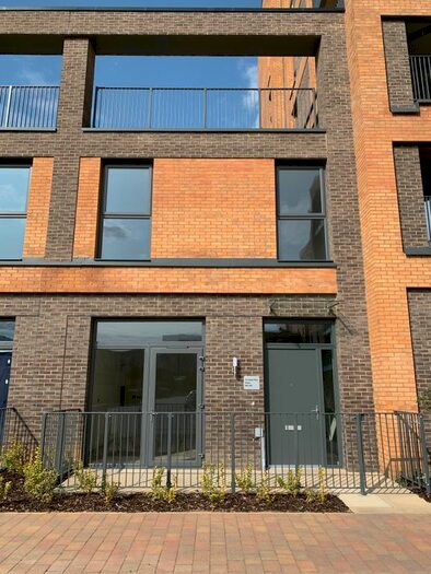 3 Bedroom Flat To Rent In Chailey Place, Hayes, UB3