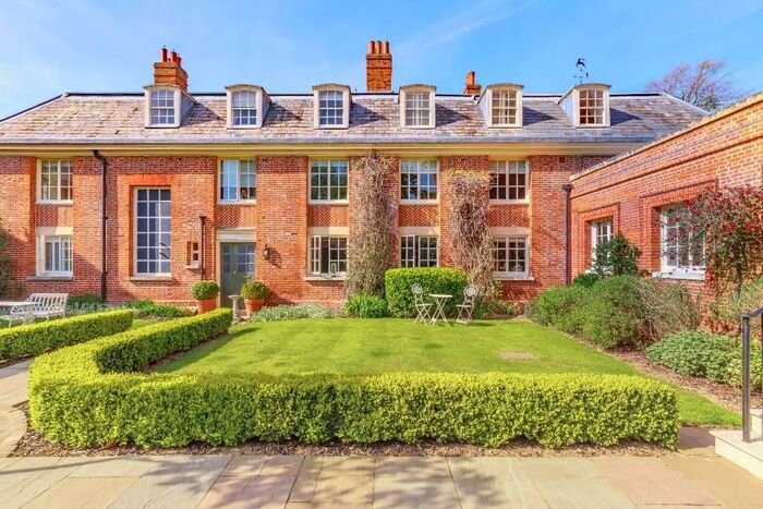 2 Bedroom Flat For Sale In Balls Park, Hertford, SG13