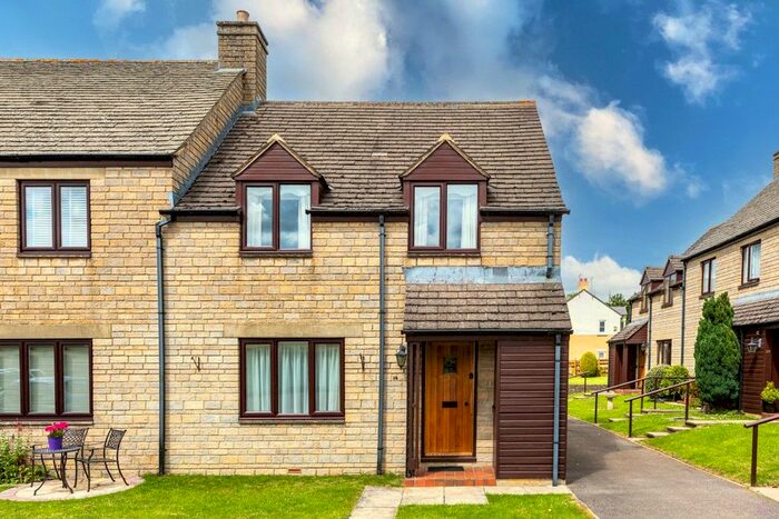 2 Bedroom End Of Terrace House For Sale In Kingsdale Court, Broadway, Worcestershire, WR12