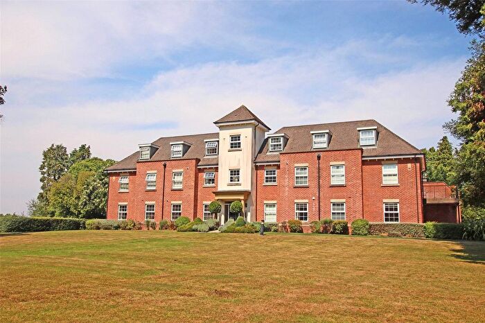 3 Bedroom Flat For Sale In Chilworth Drove, Chilworth, Southampton, Hampshire, SO16
