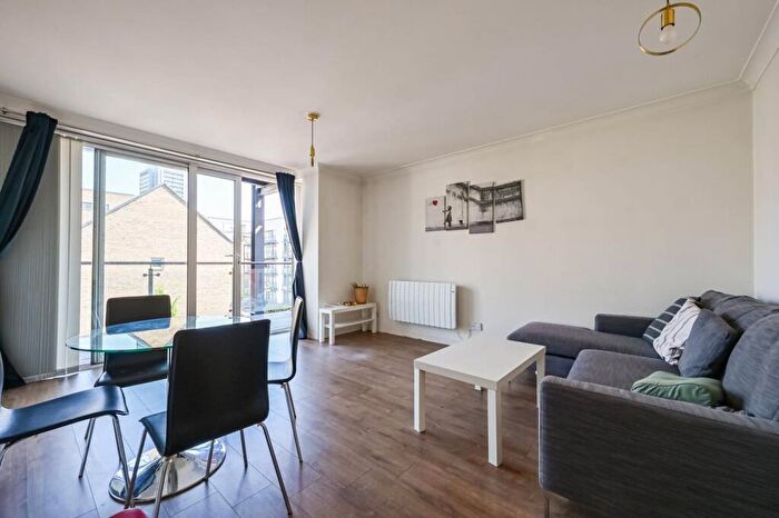 2 Bedroom Flat To Rent In Boardwalk Place, Isle Of Dogs, London, E14