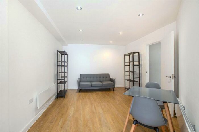1 Bedroom Apartment To Rent In Roman Road, Bethnal Green, London, E2