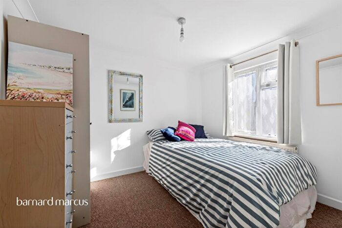 1 Bedroom Flat For Sale In Park Avenue, Mitcham, CR4