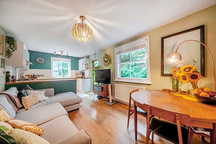 2 Bedroom Flat For Sale In Tankerville Road, Streatham, London, SW16